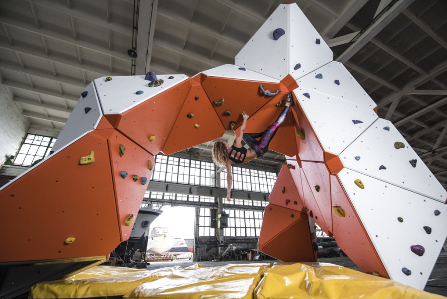 63513afdc77c2a1c62bda0f3_Hand-Body-Hang.jpeg